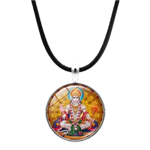 Detailaufnahme von Ganesha-Glas-Cabochon-Anhänger mit schwarzer Kordelhalskette