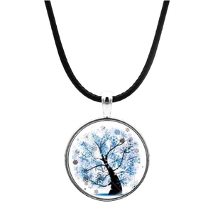 Dettaglio del ciondolo albero della vita blu in vetro con cordino in cuoio nero