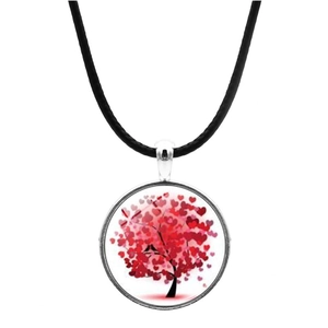 Primo piano della collana in vetro con albero di cuori rossi e cordino nero