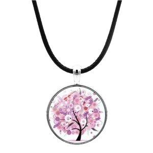 Dettaglio macro del ciondolo albero della vita con fiori rosa su cordino nero