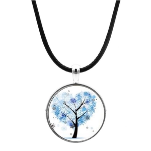 Dettaglio del ciondolo albero della vita in vetro con cuore blu e cordino nero