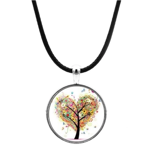 Dettaglio del ciondolo Albero della Vita con arte floreale colorata a forma di cuore