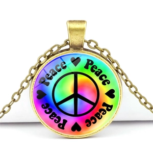 Collier avec pendentif signe de paix arc-en-ciel et cadre en métal bronze poli