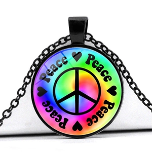 Détail du collier avec pendentif symbole de paix, fond arc-en-ciel et chaîne en métal noir