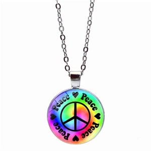 Collier signe de paix argenté avec pendentif tie-dye coloré sur fine chaîne en métal