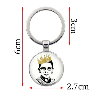 Porte-clés en métal avec portrait de RBG et détails des dimensions du produit en cm