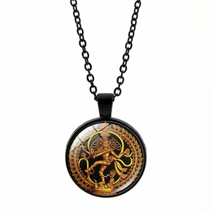 Detailansicht des Lord Shiva Nataraja Glas-Anhängers mit schwarzer Metallkette