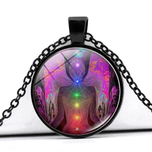 Detailansicht der Chakra-Halskette mit buntem Meditations-Silhouette-Anhänger