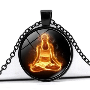 Detail eines Yoga-Medaillons mit leuchtender Feuer-Figur an einer schwarzen Halskette