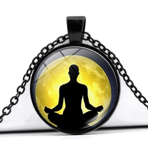 Makro-Detail der Yoga-Meditations-Halskette mit Mond-Silhouette und Glasanhänger
