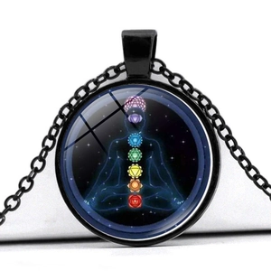 Detailansicht des Chakra-Anhängers mit Meditationssilhouette und Galaxie-Hintergrund