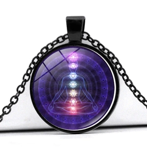 Detailansicht Yoga Chakra Anhänger mit lila Mandala und schwarzem Metallrahmen für Kette