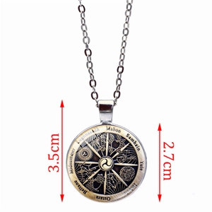 Collier pendentif Roue de l'Année avec dôme en verre et cadre en métal argenté de 2,7cm