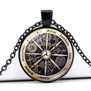 Collier pendentif Roue de l'année avec cadre en alliage noir sur fond blanc neutre