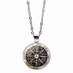 Vue détaillée du pendentif Roue de l'Année Wicca avec saisons sur chaîne en métal
