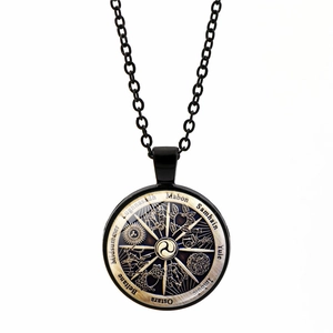 Détail du collier noir vintage avec symbole Triskèle et motif de la roue de l'année celtique