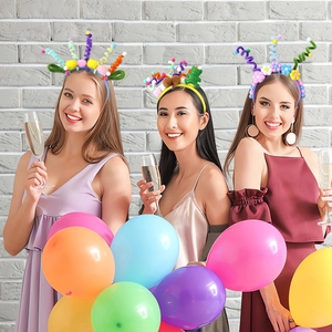 Drie creatieve kleurrijke rups party haarbanden op modellen voor verjaardagen