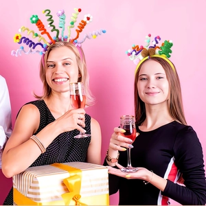 Detailopname van kleurrijke feesthaarbanden met spiraalvormige pompons voor vieringen
