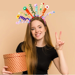 Detail van kleurrijke pluche haarband met madeliefjes voor feestelijke haaraccessoires
