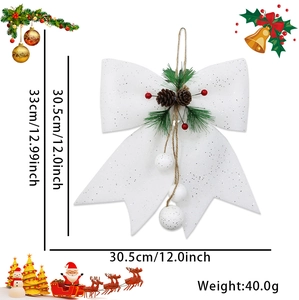 Dettaglio del fiocco natalizio bianco glitter con pigne e bacche, misura 33x30,5 cm