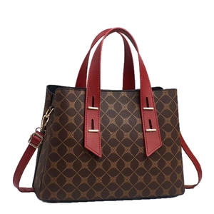 Sac à main monogramme marron pour femme avec poignées rouges et bandoulière réglable