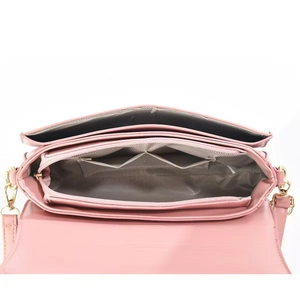 Vista interna della borsa rosa che mostra la fodera e il layout a tasche multiple