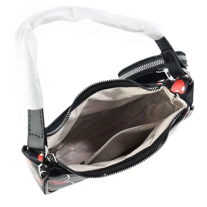 Détails intérieurs du sac croissant avec doublure géométrique grise et motif cerise