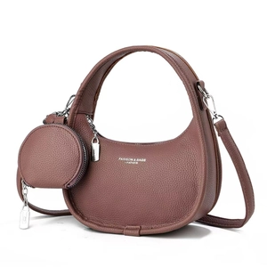 Sac à main croissant tissé avec bandoulière et petit porte-monnaie en cuir marron chic