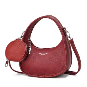 Détail du sac hobo rouge en cuir grainé avec porte-monnaie rond et bandoulière