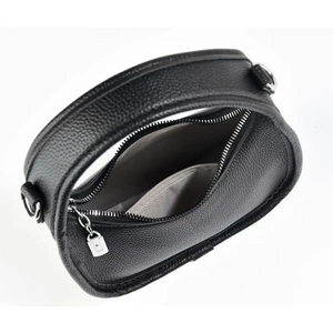 Détail du sac croissant en cuir avec fermeture éclair et doublure à motif chevrons