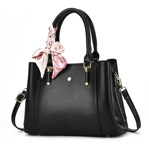 Sac à main classique en cuir noir avec fermoir doré et décoration de foulard floral