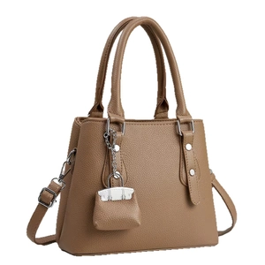 Sac fourre-tout classique en similicuir marron avec texture et bandoulière amovible