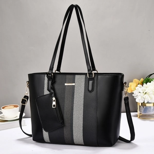 Grand sac cabas en cuir PU noir avec rayures grises et pochette amovible sur fond minimaliste