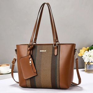 Grand sac cabas marron en cuir avec panneau en tissu tissé et petite pochette assortie