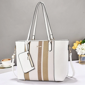 Détail du grand sac cabas en PU blanc avec bandes en toile marron et pochette assortie