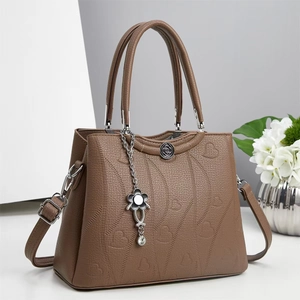 Borsa a mano in pelle marrone con motivo a cuore e tracolla rimovibile