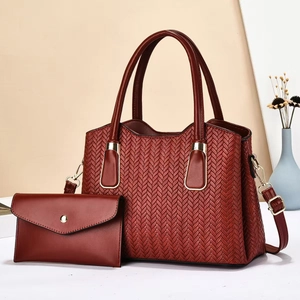 Sac à main bordeaux rayé avec pochette enveloppe assortie et ferrures dorées