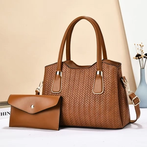 Ensemble de sacs marron à texture tissée et détails dorés avec pochette assortie