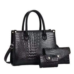 Ensemble de 3 sacs à main noirs motif crocodile avec cabas, pochette et porte-cartes
