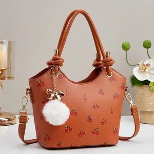 Borsa a secchiello in pelle marrone con stampe ciliegia, ciondolo e tracolla rimovibile