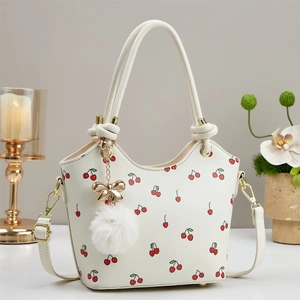 Elegante borsa a secchiello bianca con stampa ciliegie e ciondolo di pelliccia