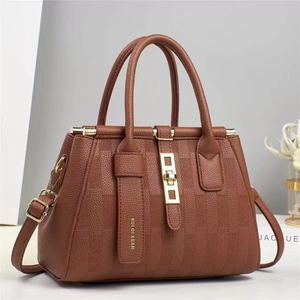 Borsa tote marrone in pelle martellata con finiture dorate e tracolla rimovibile