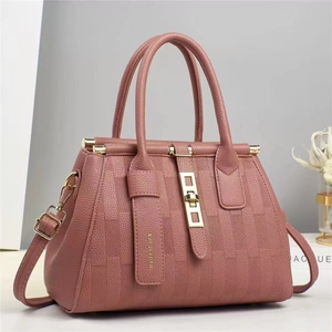 Dettaglio della borsa tote rosa con trama litchi e hardware dorato di alta qualità