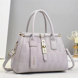 Elegante borsa tote in pelle lavanda con goffratura quadrata e dettagli in metallo dorato