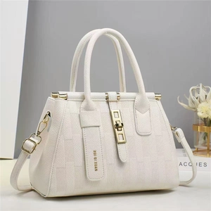 Elegante borsa tote in pelle testurizzata crema con chiusura dorata per donna