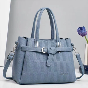 Sac à main bleu en cuir PU texturé avec gaufrage carré et bandoulière réglable