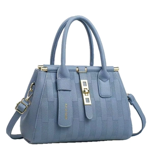 Elegante borsa tote blu in pelle testurizzata con chiusura a scatto dorata e tracolla