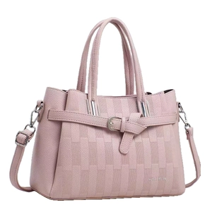 Sac à main rose texture litchi avec bandoulière et détails de boucle en métal