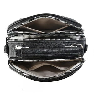 Draufsicht der schwarzen Ledertasche mit drei Reißverschlussfächern und Innenfutter