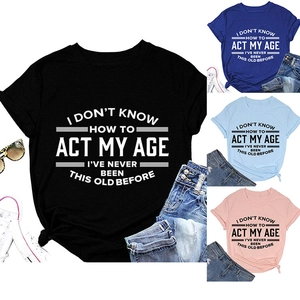Detail van de slogans op casual t-shirts met ronde hals in zwart, blauw en roze